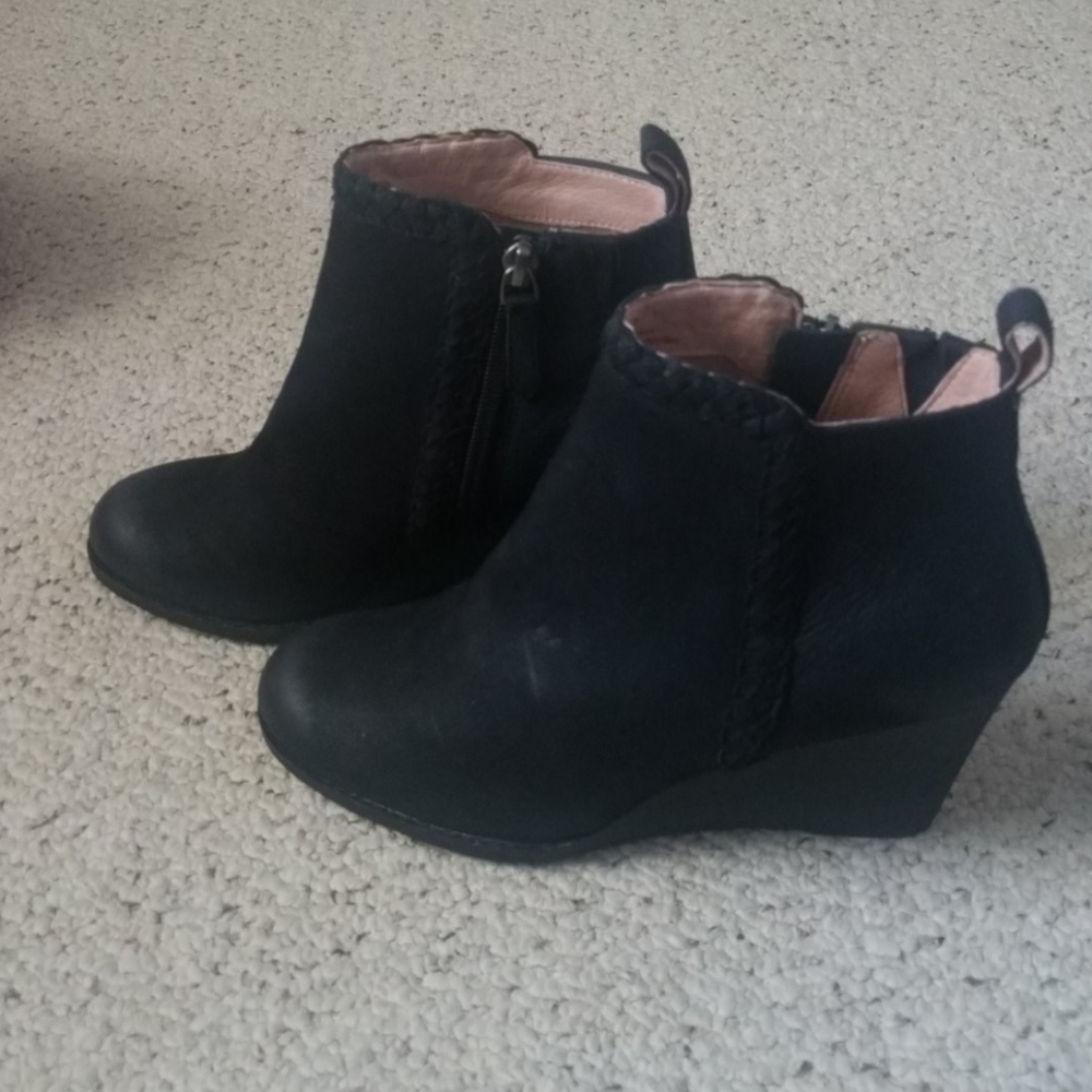 Caslon black leather wedge booties size 7